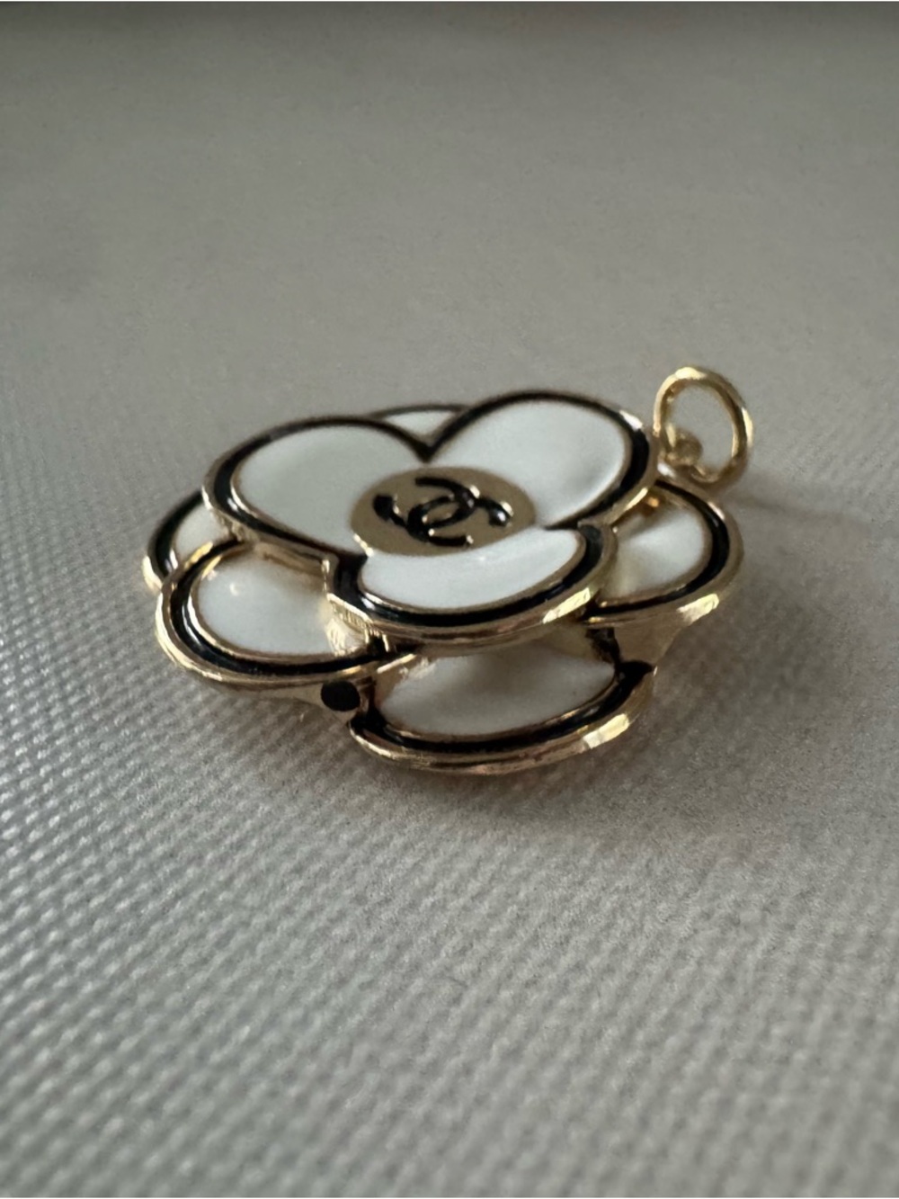 CHANEL White Camellia Enamel Pendant with Gold Trim, Interlocked 2 C’s, 3D charm - Picture 2 of 5